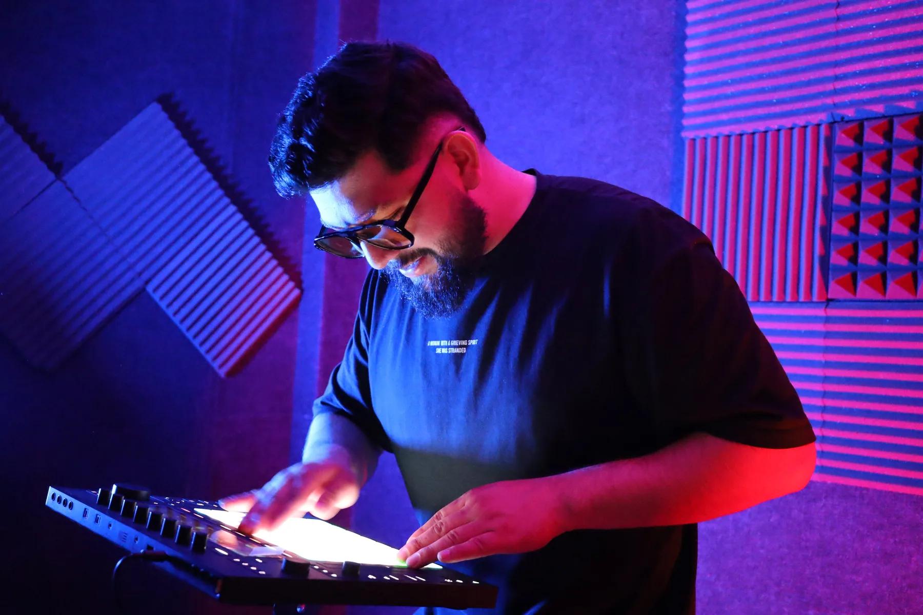 Productor trabajando en su estación de música