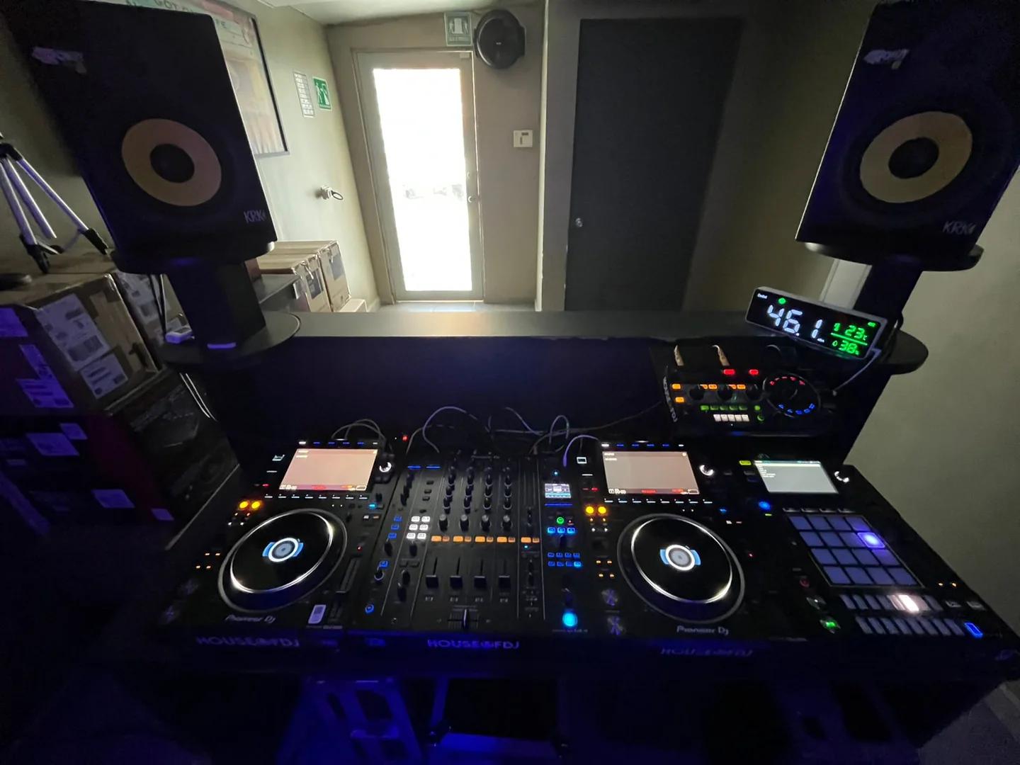 Cabina profesional para practicas presenciales de DJ en partner oficial de DNA Music Mexico