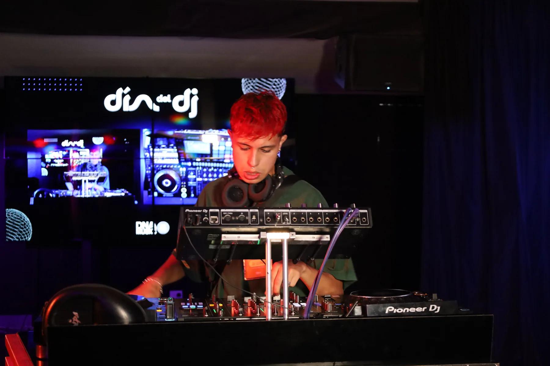 Artista de la comunidad DNA Music en escenario
